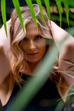 Sarışın bir model bahar havasının tadını çıkarırken dışarıda poz veriyor.