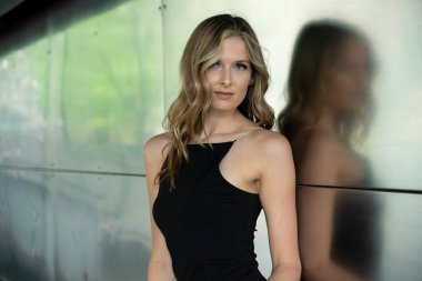 Sarışın bir model bahar havasının tadını çıkarırken dışarıda poz veriyor.