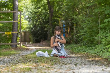 Evsiz, aç, terk edilmiş, kaçak bir çocuk küçük köpeğiyle yiyecek ve barınak arıyor.