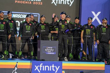 Ty GIBBS, Avondale, AZ, ABD 'de düzenlenen NASCAR Xfinity Serisi Şampiyonası' nda kazandığı zaferi kutluyor..
