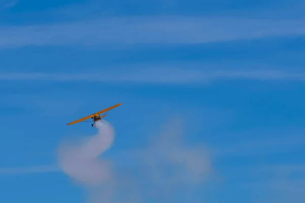 Літак Другої Світової Війни Виконує Маневри Під Час Повітряного Шоу — стокове фото