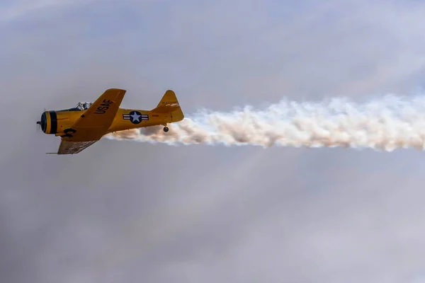 Samolot Czasów Wojny Światowej Wykonuje Manewry Podczas Pokazów Lotniczych Dnia — Zdjęcie stockowe