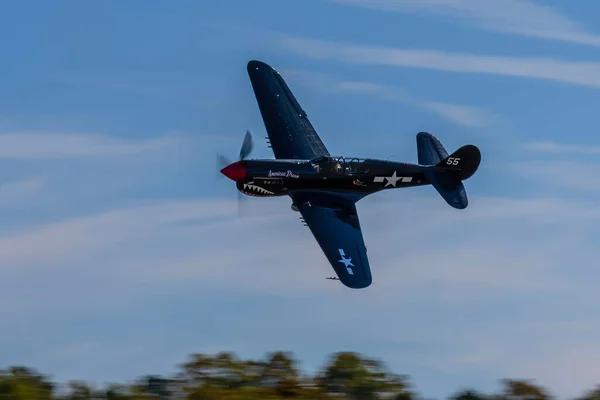 Ett Andra Världskrig Flygplan Utför Manövrar Veterandag Flygshow — Stockfoto