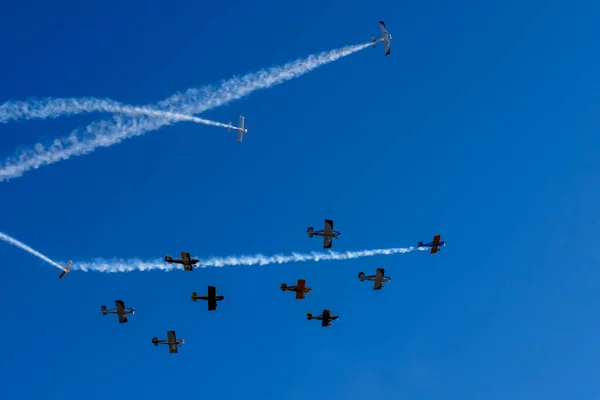 Samolot Czasów Wojny Światowej Wykonuje Manewry Podczas Pokazów Lotniczych Dnia — Zdjęcie stockowe
