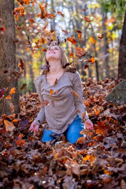 Muhteşem bir sarışın model açık havada sonbahar havasının tadını çıkarıyor.