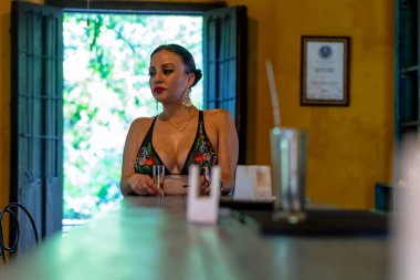 Muhteşem bir Latin model Meksika 'da yerel bir kaplıcada gününü gün ediyor.