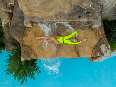 Muhteşem sarışın bikini mankeni evde havuz başında eğleniyor.