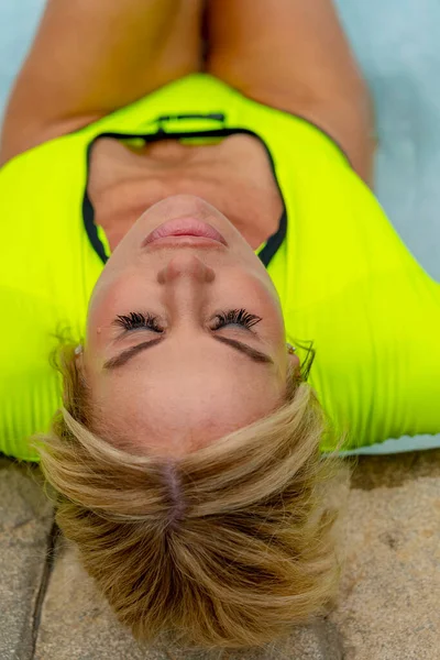 Muhteşem Sarışın Bikini Mankeni Evde Havuz Başında Eğleniyor — Stok fotoğraf