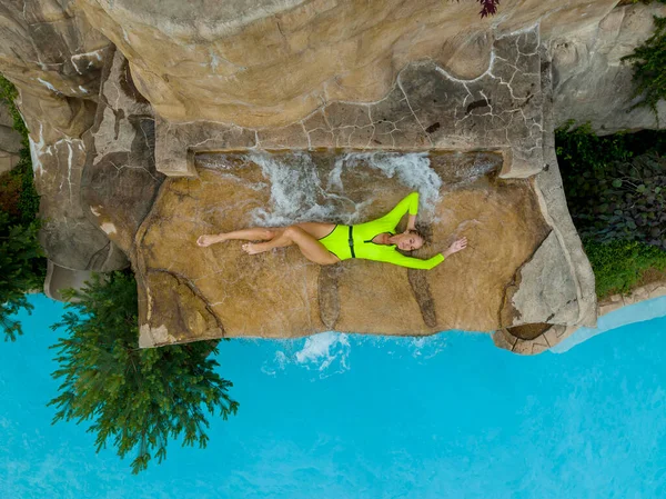 Muhteşem Sarışın Bikini Mankeni Evde Havuz Başında Eğleniyor — Stok fotoğraf