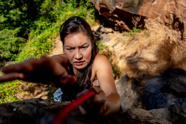 Muhteşem bir melez esmer ırk fitness modeli öğleden sonra Pasifik 'in kuzeybatısındaki kayalara tırmanır..