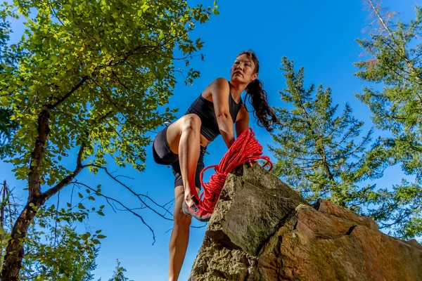 Gorgeous Mixed Race Brunette Fitness Model Climbs Rocks Early Afternoon — стоковое фото