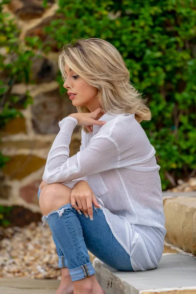 Vacker Blond Modell Poserar Utomhus Medan Njuter Vårvädret — Stockfoto