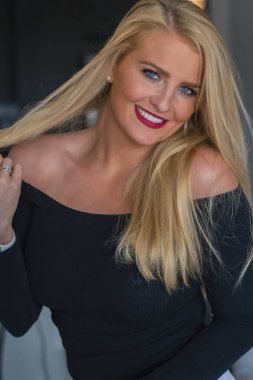 Muhteşem bir sarışın model işten önce evde vakit geçirmekten hoşlanıyor.