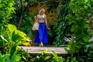 Muhteşem bir Latin model Meksika 'da yerel bir kaplıcada gününü gün ediyor.