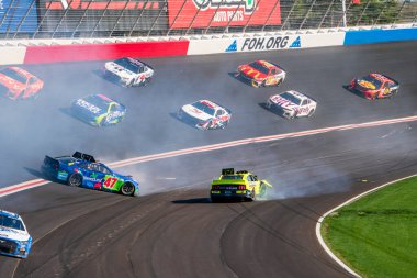 Ricky Stenhouse Jr. ve Austin Cindric Hampton, GA 'daki Atlanta Motor Yarış Pisti' ndeki Folds of Honnor Quik Trip 500 için yarışırken kaza yaptı..