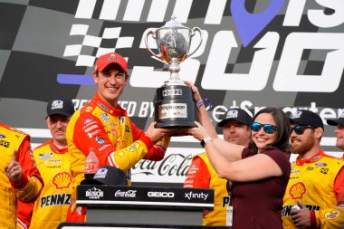Joey Logano, Madison, IL 'deki World Wide Technology Hipodromu' ndaki Gateway 'de Illinois 300 yarışını kazandı..