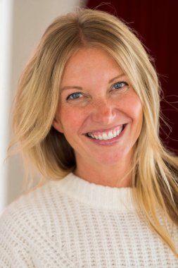 Muhteşem sarışın bir model işe gitmeden önce evde bir gün geçirmekten zevk alıyor.