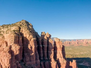 Amerikan Çölü 'nün güneybatısındaki güzel kaya oluşumları yukarıdan insansız hava aracı kullanıyor.