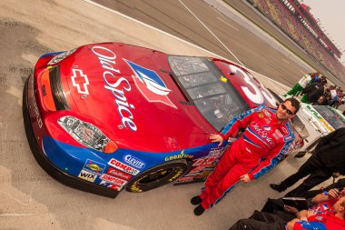 26 Şubat 2005 - Fontana, California, ABD: TONY STEWART (33) Fontana, Kaliforniya 'daki Auto Club Speedway' de Old Spice Chevrolet ile poz verdi.