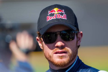 DAYTONA BEACH, FL - 13 Şubat 2011: Brian Vickers (83) Daytona 'daki Daytona Uluslararası Yarış Pisti' nde yapılacak olan Daytona 500 yarışına katılmayı bekliyor..