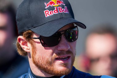 DAYTONA BEACH, FL - 13 Şubat 2011: Brian Vickers (83) Daytona 'daki Daytona Uluslararası Yarış Pisti' nde yapılacak olan Daytona 500 yarışına katılmayı bekliyor..