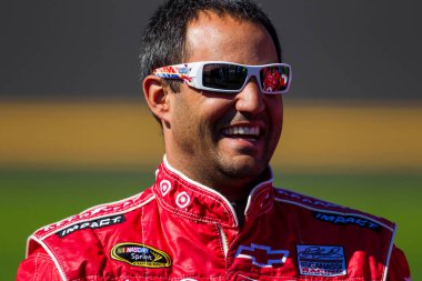 DAYTONA BEACH, FL - 13 Şubat 2011: Juan Pablo Montoya (42) Daytona 500 yarışı için Daytona Uluslararası Pisti, FL.
