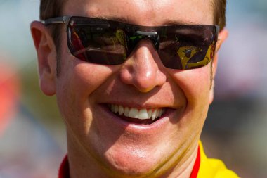 DAYTONA BEACH, FL - 17 Şubat 2011: Kurt Busch (22), Daytona Uluslararası Pisti 'ndeki Gatorade 150 yarışından önce ekibiyle birkaç kahkaha atıyor..