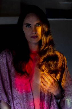 Muhteşem bir model Fas, Afrika 'da bir ev ortamında çıplak poz veriyor.