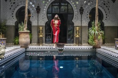 Medine, Fas ve Afrika 'da bir ev ortamında muhteşem bir model poz veriyor.