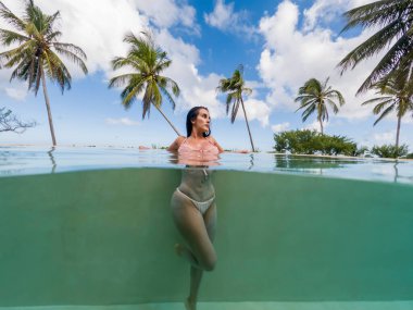 Muhteşem bir latin modeli Meksika Körfezi 'nde Sinanche Yucatan Meksika yakınlarındaki bir havuzda yüzmeyi seviyor.