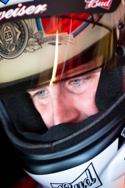 Апр 05, 2009 NASCAR Samsung 500 Fort Worth, TX - гонщик Budweiser, Кейси Кане, пристегивается к турниру Samsung 500 NASCAR Cup Series на техасской Motor Speedway в Форт-Уорте, TX.