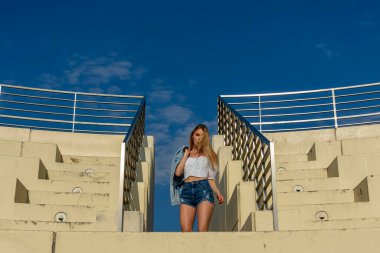 Muhteşem sarışın bir model büyük bir şehirde güzel havanın tadını çıkarıyor.