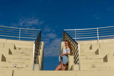 Muhteşem sarışın bir model büyük bir şehirde güzel havanın tadını çıkarıyor.