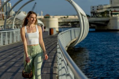 Muhteşem sarışın bir model büyük bir şehirde güzel havanın tadını çıkarıyor.