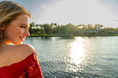 Muhteşem sarışın bir model büyük bir şehirde güzel havanın tadını çıkarıyor.