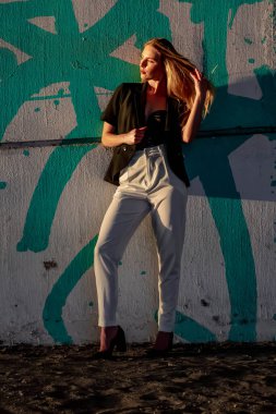 Muhteşem sarışın bir model büyük bir şehirde güzel havanın tadını çıkarıyor.