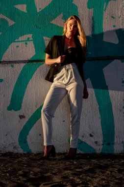 Muhteşem sarışın bir model büyük bir şehirde güzel havanın tadını çıkarıyor.