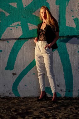 Muhteşem sarışın bir model büyük bir şehirde güzel havanın tadını çıkarıyor.