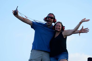 Taraftarlar Daytona 500 Daytona Uluslararası Yarış Pisti 'nde en sevdikleri sürücülere tezahürat yapıyorlar..