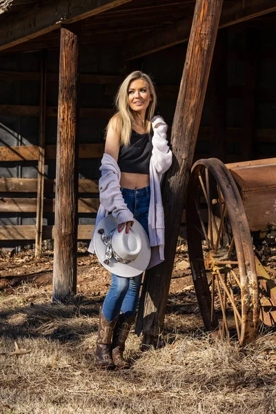 Gorgeous Blonde Cowgirl Model Poses Outdoors While Enjoying Spring Weather — Stock Photo, Image