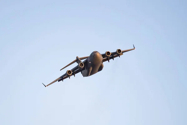 Ένα Στρατιωτικό Αεροσκάφος Εκτελεί Μια Πτήση Πάνω Κατά Διάρκεια Των — Φωτογραφία Αρχείου