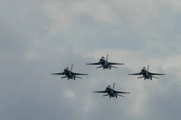 Πολεμική Αεροπορία Των Ηπα Thunderbirds Εκτελεί Μια Πτήση Πριν Από — Φωτογραφία Αρχείου