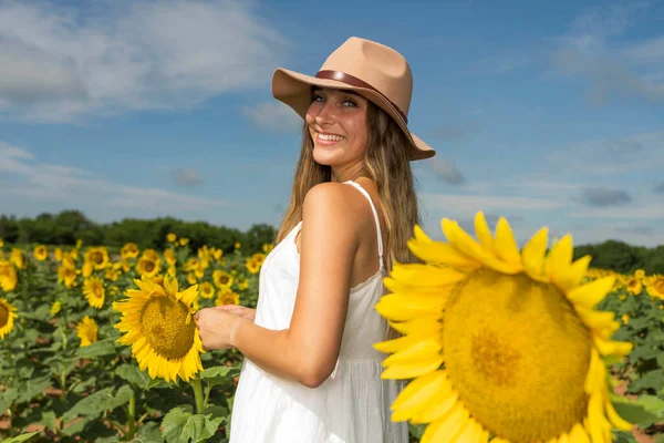 Gorgeous Blonde Model Poses Outdoors Field Sunflowers — Foto Stock