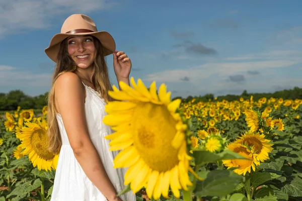 Gorgeous Blonde Model Poses Outdoors Field Sunflowers — Stockfoto