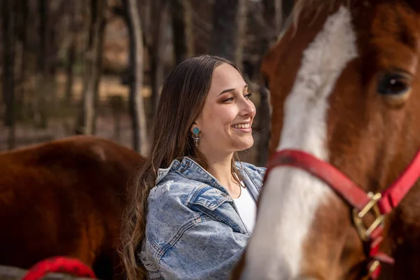 Beautiful Brunette Cowgirl Grooms Her Horse Riding Country — Zdjęcie stockowe