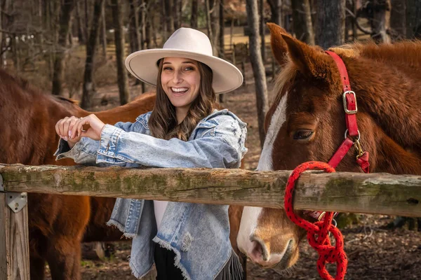 Beautiful Brunette Cowgirl Poses Her Horse Ride Countryside — Foto de Stock