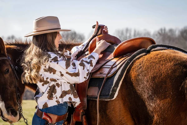 Beautiful Brunette Cowgirl Poses Her Horse Riding Country — Zdjęcie stockowe