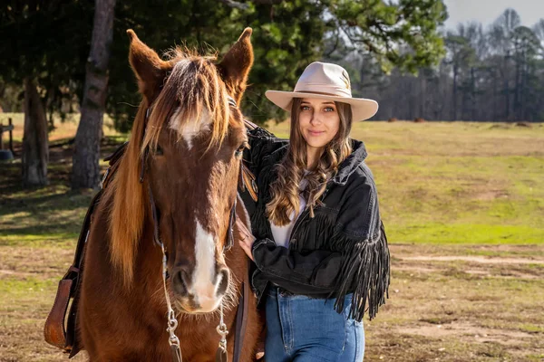 Beautiful Brunette Cowgirl Poses Her Horse Ride Countryside — Stockfoto