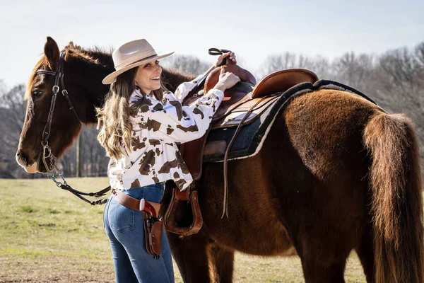 Beautiful Brunette Cowgirl Poses Her Horse Riding Country —  Fotos de Stock