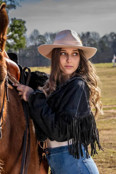 Beautiful Brunette Cowgirl Poses Her Horse Ride Countryside — Stock Photo, Image